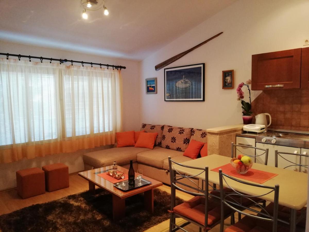 Adria Apartments พูลา ภายนอก รูปภาพ